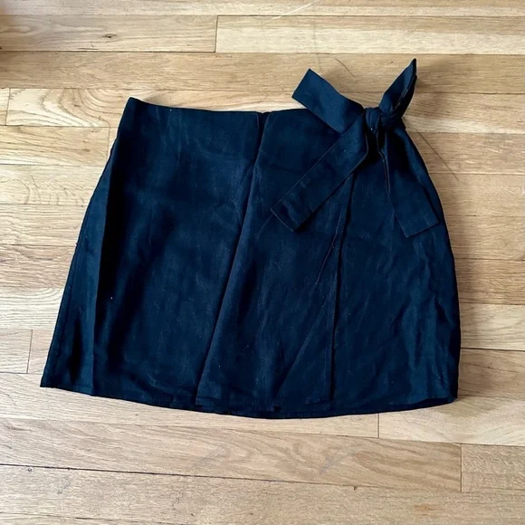 ✨ Forever 21 Black Wrap Mini Skirt Women Size L Casual Chic NWOT ✨ - Picture 2 of 7